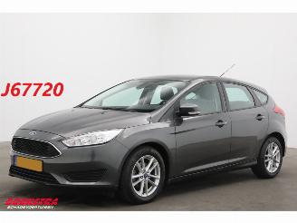 Coche accidentado Ford Focus 1.0 Trend Edition Navi Cruise PDC 51.689 km! 2015/9