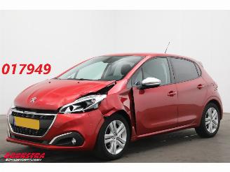 damaged passenger cars Peugeot 208 1.2 PureTech Signature Cruise Navi Airco Apple/Android PDC 2019/5