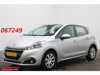 Damaged car Peugeot 208 1.2 PT Blue Lion Cruise Navi Airco Org.NL + NAP 2018/8