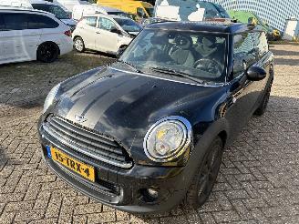 krockskadad bil auto Mini Clubman 1.6 One Business Line 2012/3