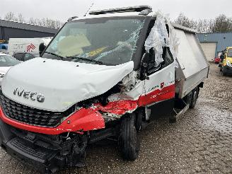 Vaurioauto  commercial vehicles Iveco Daily 35-140 Hi-Matic  ( vuilnisophaal voor kleine containers ) 2021/7