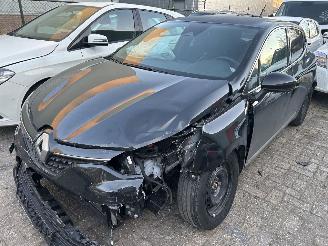 krockskadad bil auto Renault Clio 1.6 E-Tech Hybrid  Automaat 2022/2