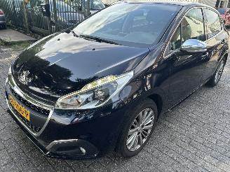 krockskadad bil auto Peugeot 208 1.2 Puretech  Allure 2015/10
