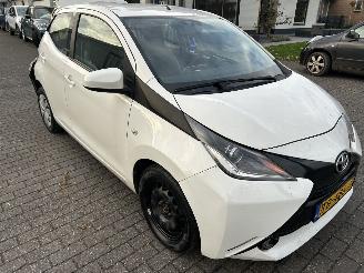 Toyota Aygo 1.0 VVT-i  x-Wave   5 Drs picture 4