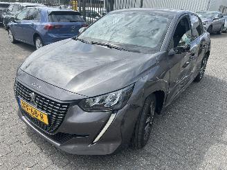Vaurioauto  passenger cars Peugeot 208 1.2 PureTech Allure 2023/7