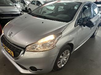 skadebil auto Peugeot 208 1.2 VTI  Active 2013/11