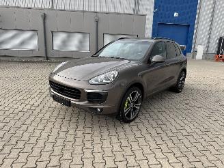 Schadeauto Porsche Cayenne S E-HYBRID Panorama Xenon Leder Voll 2015/12