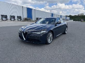 Damaged car Alfa Romeo Giulia SUPER 2.2 JTDM NAVI LEDER XENON VOLL 2016/10