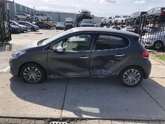 krockskadad bil auto Peugeot 208 12i 60kW Allure NAVI 2016/6