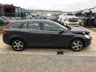 Schadeauto Volvo V-60 1.6i T4 Momentum Automaat 132kW E5 2011/3
