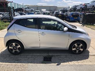 damaged passenger cars Toyota Aygo 1.0vvt-i X-PLAY , Airco, Kamera 2016/5