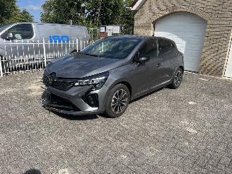 Schadeauto Renault Clio E-TECH HYBRID nieuwstaat 2025/12