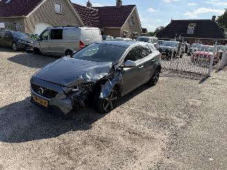Unfallwagen Volvo V-40 1.5 t3 Automaat weinig km !! 2019/3