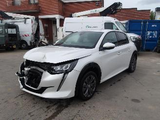 krockskadad bil auto Peugeot 208  2021/9