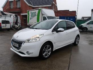 krockskadad bil auto Peugeot 208 STYLE 2015/4