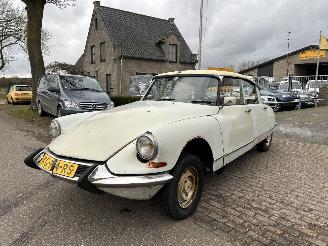 Damaged car Citroën DS ID 19 1966/6