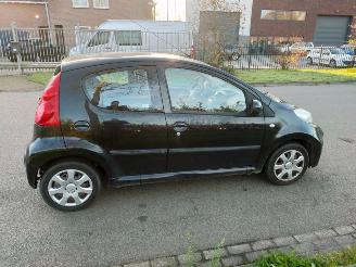 Peugeot 107 1.0 5 deurs airco picture 14