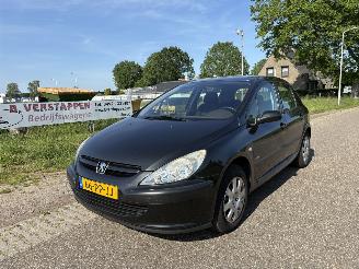 Vaurioauto  passenger cars Peugeot 307 1.6-16V NAVTECH 2004/9