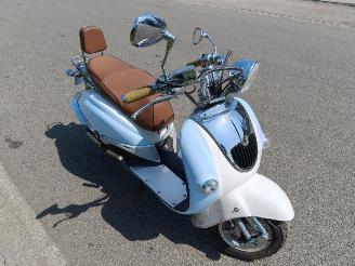 Znen ZN50QT-HS snorscooter met origineel 279 km gelopen !!!! picture 3