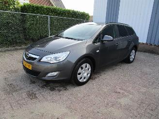 krockskadad bil auto Opel Astra 2.0 CDTI Navi Clima 6-Bak 2011/10