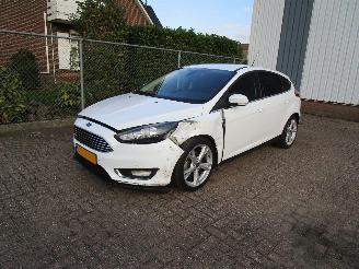krockskadad bil auto Ford Focus 1.0 Navi Clima 6-Bak 2015/3