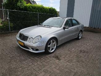 krockskadad bil auto Mercedes E-klasse 500 V8 Navi Leder Clima 2003/2