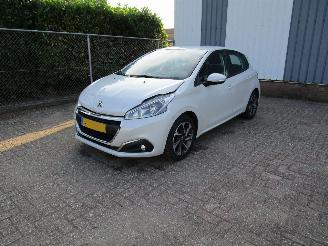 krockskadad bil auto Peugeot 208 1.2 Navi Airco Parelmoer 5-Drs 2016/4