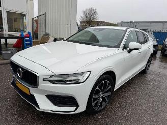 krockskadad bil auto Volvo V-60 2.0 B3 AUTOMAAT BJ 2022 Momentum Busines 2022/1