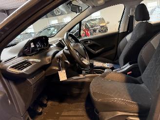 Peugeot 2008 1.2 PureTech Blue Lion picture 18