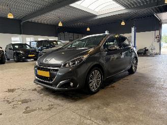 damaged passenger cars Peugeot 208 1.2 PureTech Allure 1e Eigenaar! 2017/4