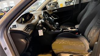 Peugeot 308 1.6 BlueHDI Blue Lease Executive picture 19