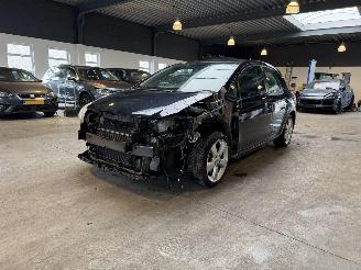 Vaurioauto  passenger cars Toyota Auris 1.8 Full Hybrid Dynamic 2012/2