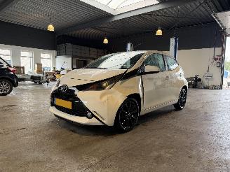 Vaurioauto  passenger cars Toyota Aygo 1.0 VVT-i x-play NAP! 2016/11