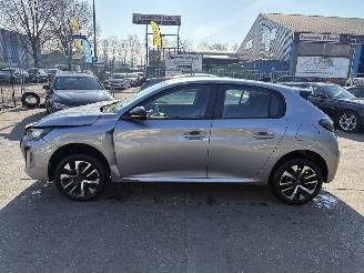 Vaurioauto  passenger cars Peugeot 208 1.2 Hybrid 74KW Autom. E-DCS6 Active Clima Navi Led NAP 2024/11