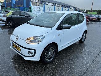 Schadeauto Volkswagen Up! 1.0 44KW High Up Airco 2013/10