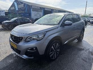 damaged passenger cars Peugeot 3008 1.2 96KW Clima Navi Leer Led Camera Blue Lease Premium NAP 2019/1