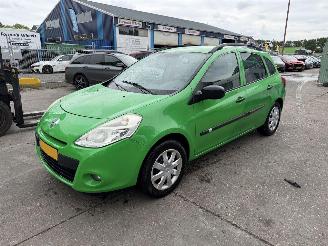 Damaged car Renault Clio 1.2-16V 55KW Navi Airco Authentique 2012/4