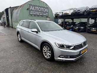 krockskadad bil auto Volkswagen Passat 1.6 TDI 88KW Navi Clima Led Comfortline NAP 2017/1