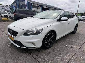 Voiture accidenté Volvo V-40 1.6 T3 110KW R-Design Pano Clima Navi Xenon NAP 2014/3