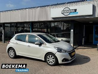 uszkodzony samochody osobowe Peugeot 208 1.2 PureTech Blue Lion Navigatie Airco Cruise 2016/11