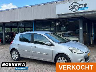 Coche accidentado Renault Clio 1.5 dCi Collection Airco Cruise 5-Drs 2011/10