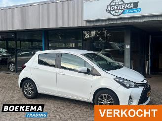 skadebil auto Toyota Yaris 1.3 VVT-i Navigatie Cruise Airco Camera Trekh. 2015/12