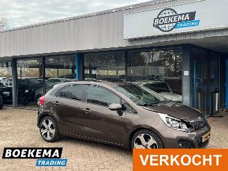 krockskadad bil auto Kia Rio 1.4 CVVT 110PK Super Pack Leer Open-Dak Navigatie Stoelverw 2013/4
