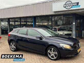 Unfallwagen Volvo V-40 1.5 T3 Summum Aut Navi Cruise Climate PDC 2015/10
