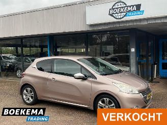 damaged passenger cars Peugeot 208 1.6 VTi Allure Leder Navi Climate Cruise PDC 2013/4