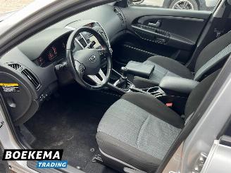 Kia Cee d cee'd 1.4 CVVT Seven Navigatie Airco Cruise Trekhaak picture 13