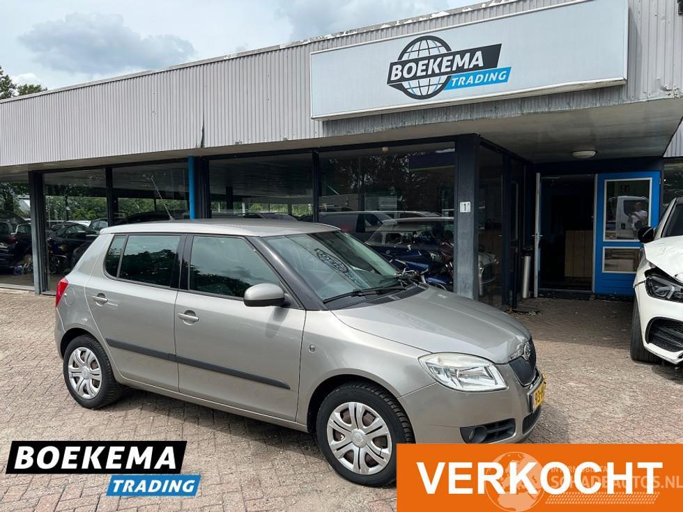 Skoda Fabia 1.6-16V Ambiente Automaat Airco Stoelverwarming PDC Trekhaak