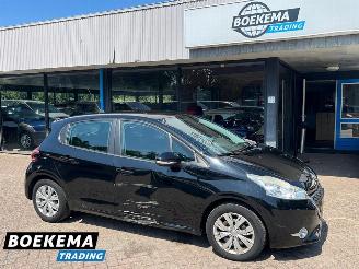 Vaurioauto  passenger cars Peugeot 208 1.2 VTi Access Navi Cruise-Control Parkeersensoren Clima 2012/12