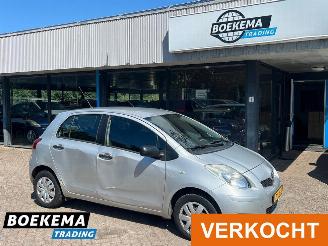 Damaged car Toyota Yaris 1.0 VVTi Acces 5-Deurs Airco Elektrisch ramen 2010/7