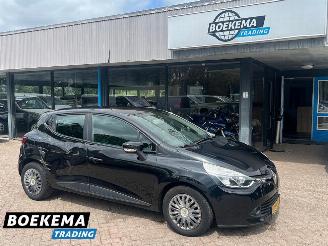 damaged passenger cars Renault Clio 1.2 16V Navigatie Airco Elektrische ramen 2013/4